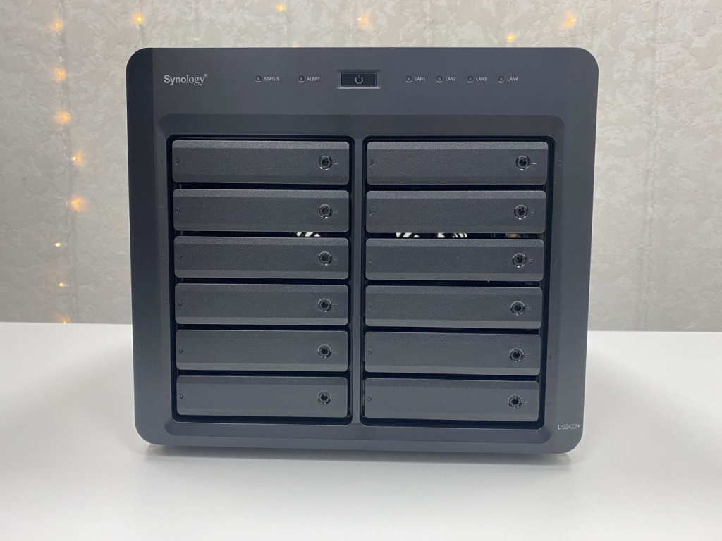 Корпус DS2422+ — общий вид